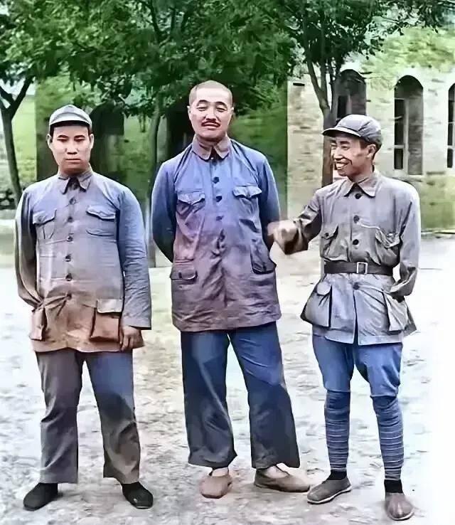 “三人四手”
这张照片拍摄于1937年的陕北，抗日战争全面爆发前夕。

居中之人