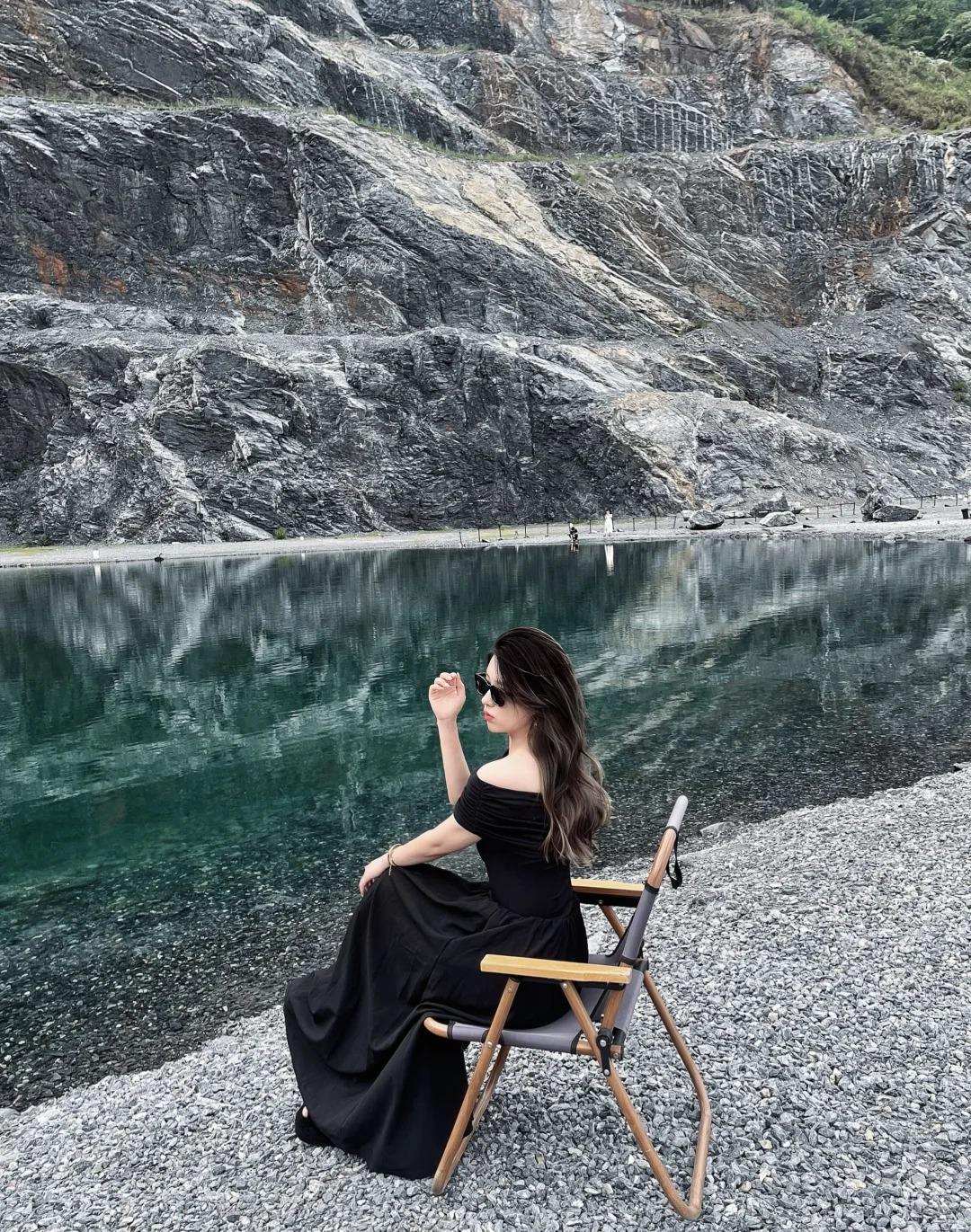 阴天是这里的本命滤镜，冷调光影勾勒出岩石肌理，随手一拍都是自带高级感的暗黑电影帧