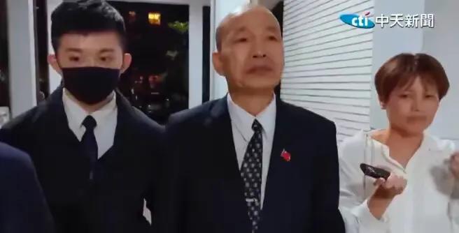 台立院蓝绿攻防长达17个小时，至少造成至少六人送医。韩国瑜疲倦不堪的走出立院，记