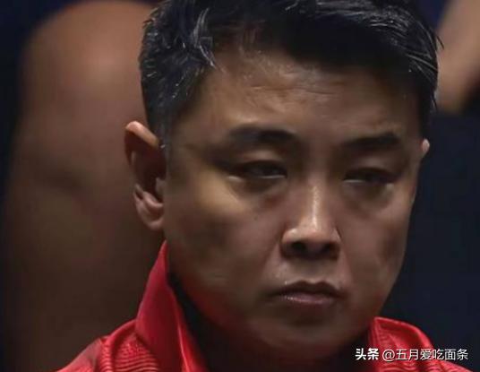 不开玩笑，王皓给林诗栋做场外指导的样子，真的严肃认真又吓人。
经历了被球迷骂，亚