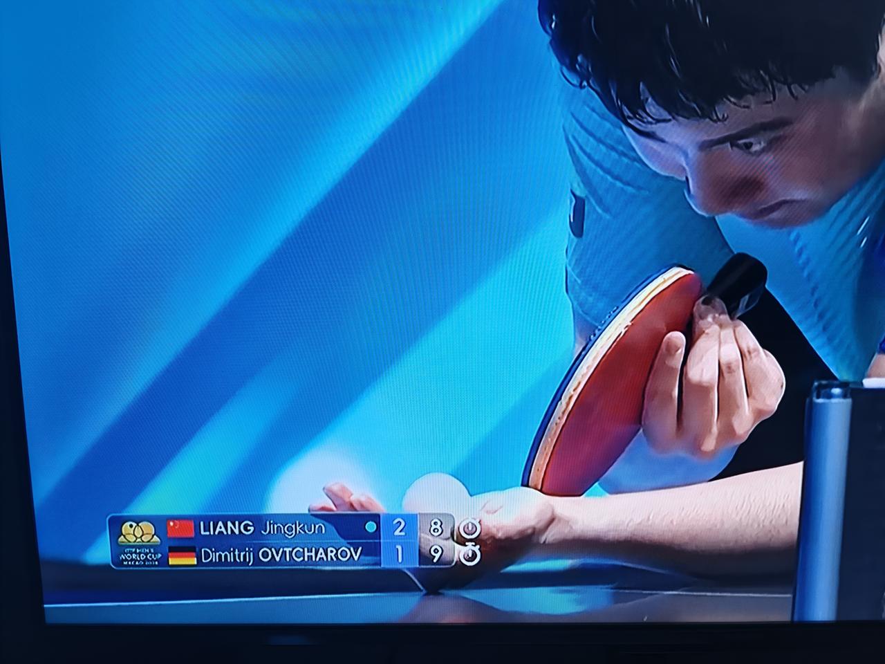 王励勤、秦志戬等国乒的强大助威团在看台上看到让他们难以接受的一幕，比赛还没有结束