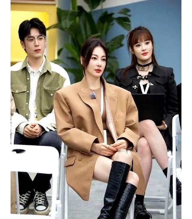 张雨绮穿西装露腿，3亿人刷屏了。
不是她多出位，是职场早该松绑了。
领带没人戴了