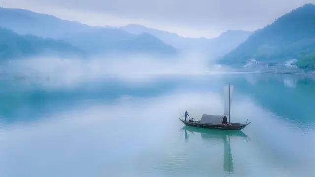 满江红

作者：高观国

击碎空明，沧浪晚、棹歌飞入。西山外、紫霞吹断，赤尘无迹