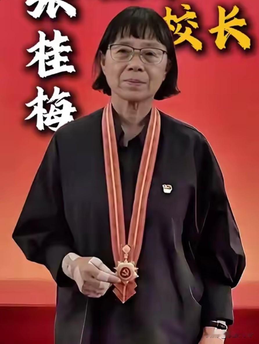 张桂梅终于能喘口气了：燃灯十五载，精神续新篇
 
扎根滇西贫困山区40余年的“燃