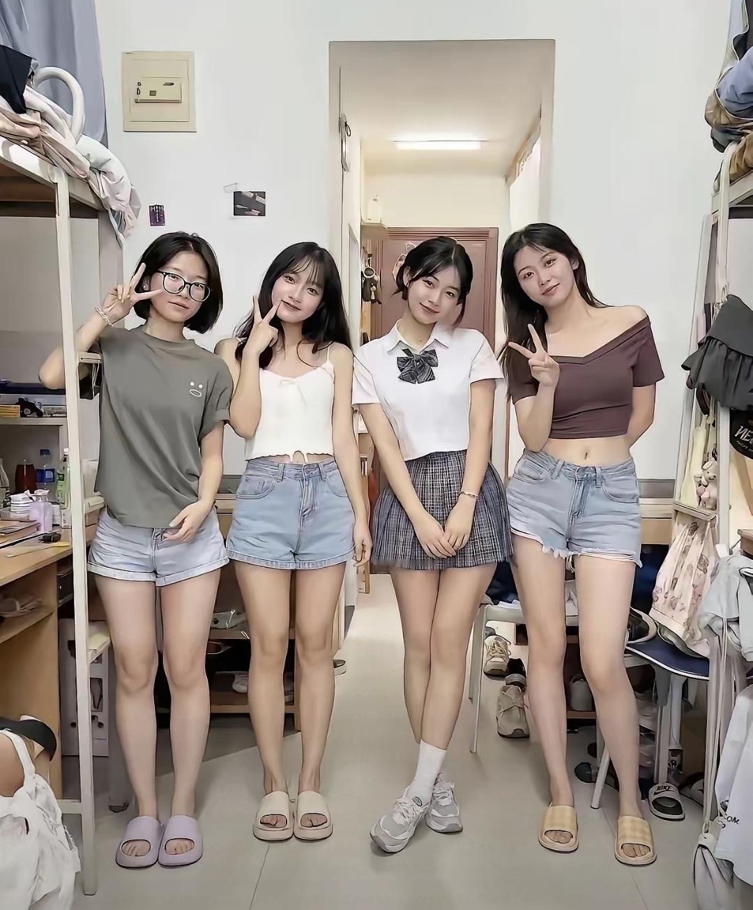 四个大学老友重返寝室合影，岁月流转，谁依旧最美
 
一晃多年过去了，今天我们四个