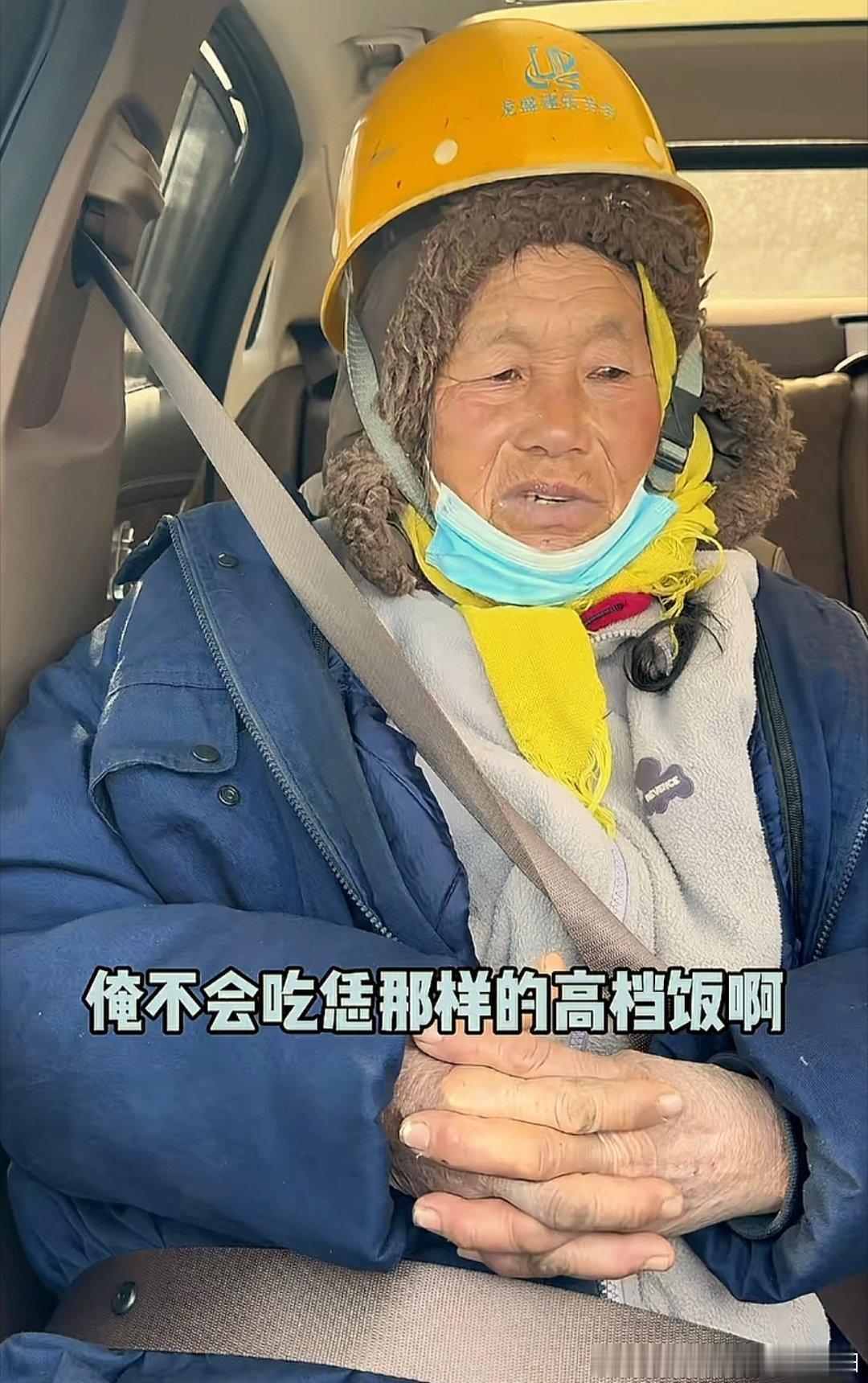 出生人口792万创新低刷到一个短视频，博主请在劳务市场找活干，打零工的阿婆吃饭的