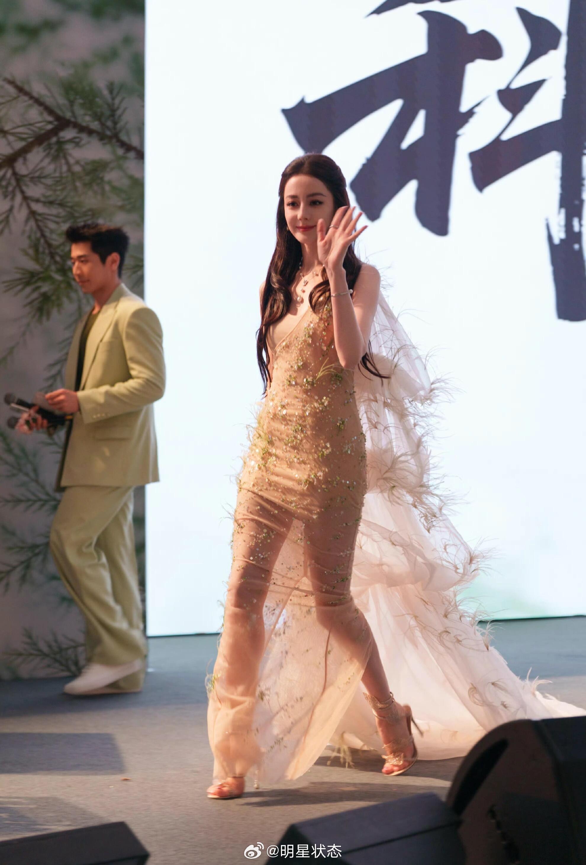 迪丽热巴大长腿高跟鞋 ​​​