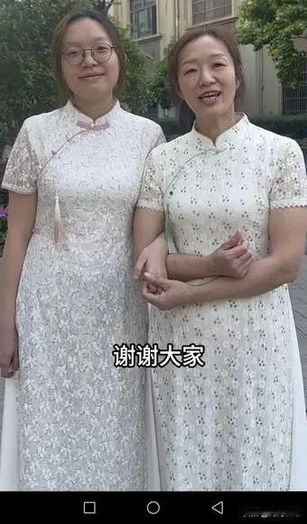 看到谢浩男妈妈，许健华明早9点直播官宣，网友担心她带货的提成问题，总觉得她很善良