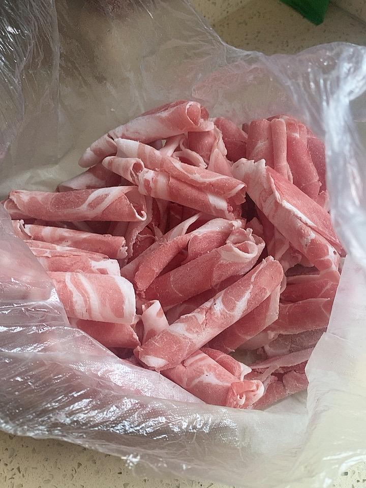 告诉大家个想吃刷羊肉不要买盒装，都是合成肉，找个附近的牛羊肉店去买，食品袋装的，