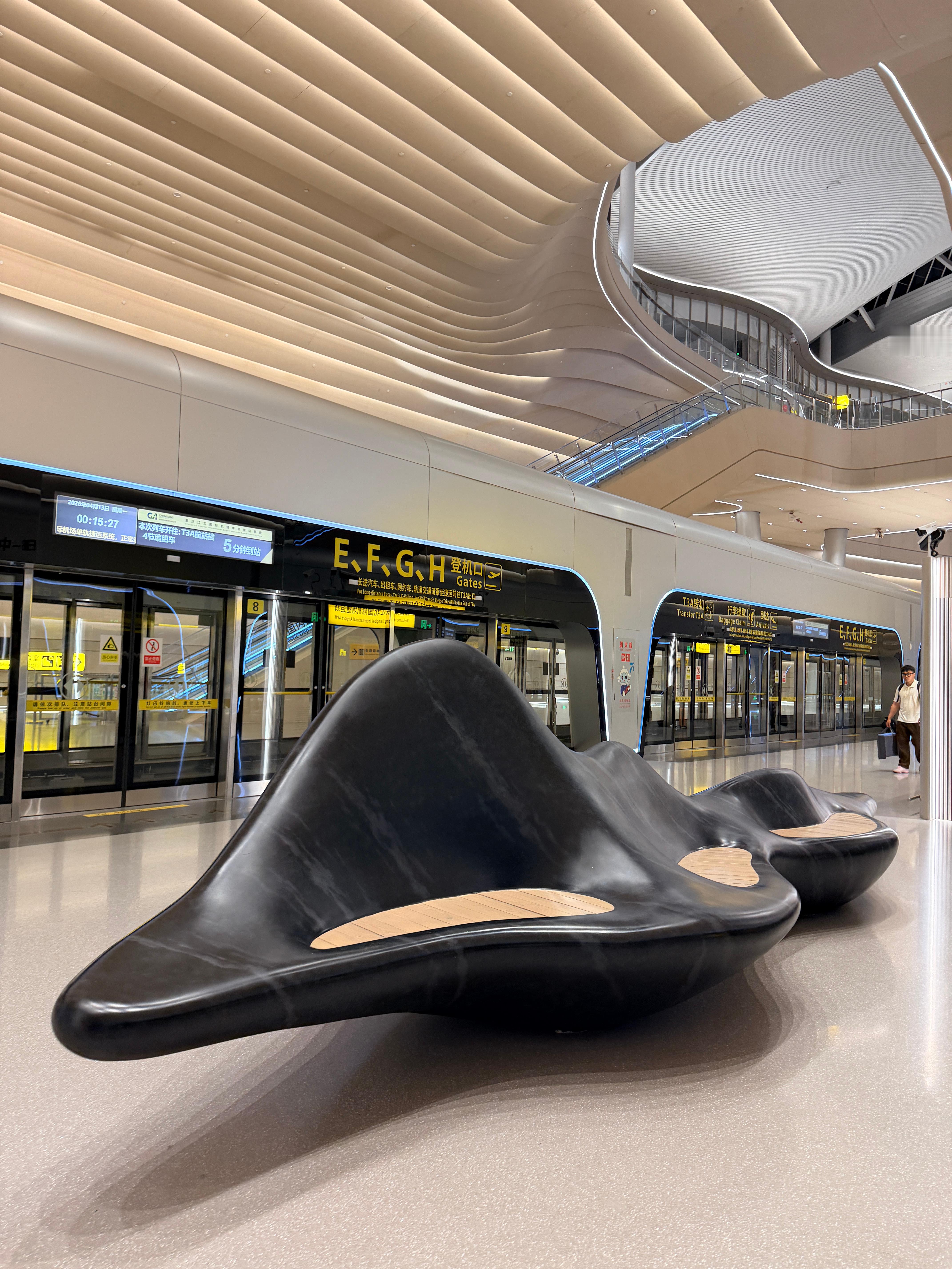 本来就已经很喜欢重庆了现在连机场都有小火车了整这么魔幻我更爱了