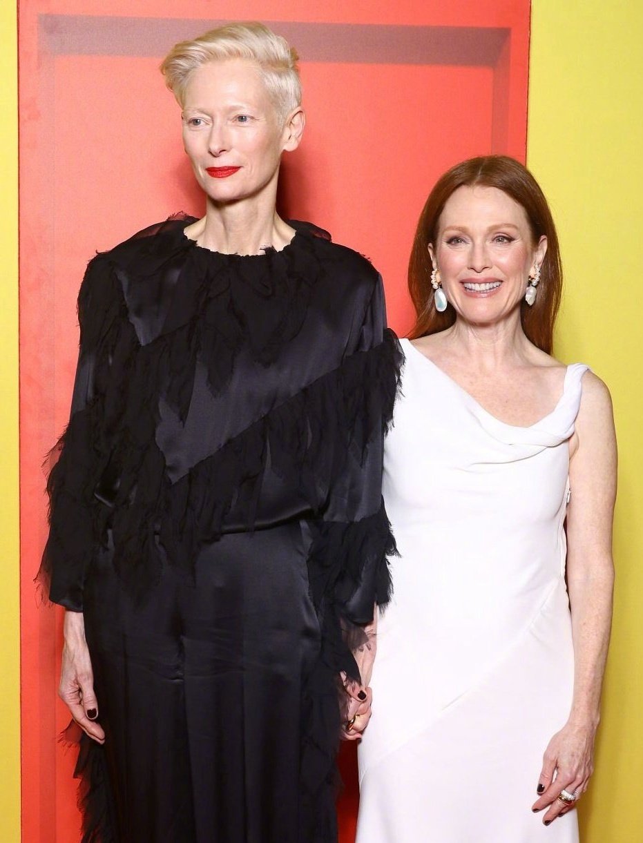 蒂尔达·斯文顿与朱利安·摩尔惊艳亮相《隔壁房间》巴黎首映礼，现场色彩斑斓，红、黄