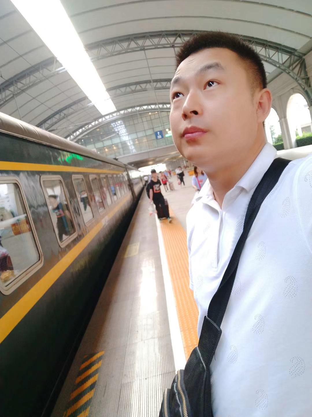 清明给老爸写的一封信

老爸：

又到清明，一大家子人都回来了，我坐在屋里，心里