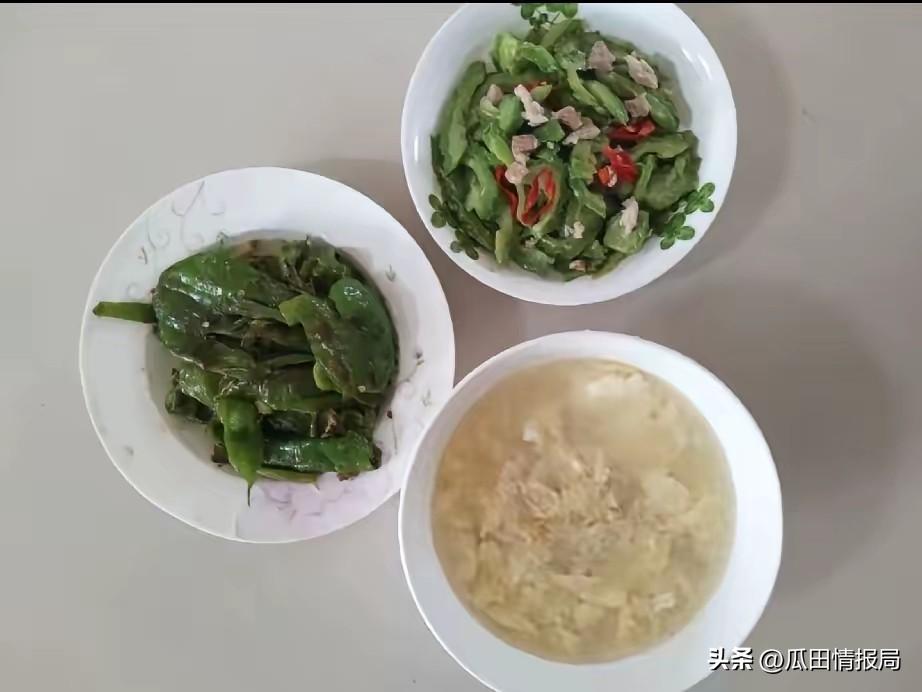 昨天我们小区一位老奶奶问我，愿不愿意帮她们老两口做饭。

这句话在我脑子里转了一
