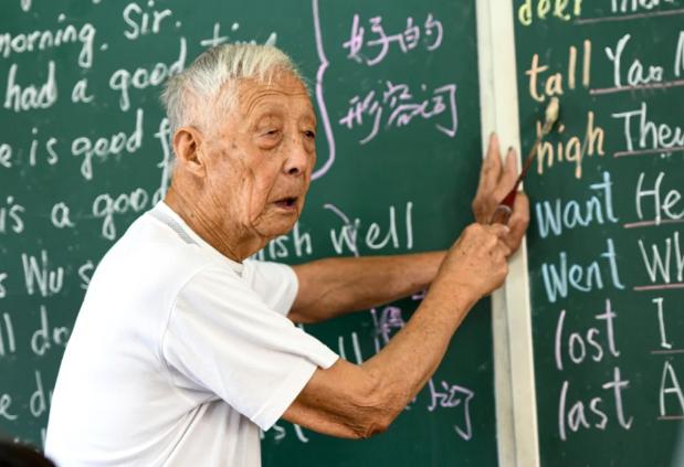 2023年，95岁的叶连平接到一个电话：“叶老师，您还活着啊，我等您的骨灰盒呢？