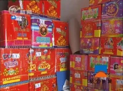 谜语·一物
似雷如电总留名，
佳节相邀入门庭。
只见风吹烟挪过，
遍地花开别样红