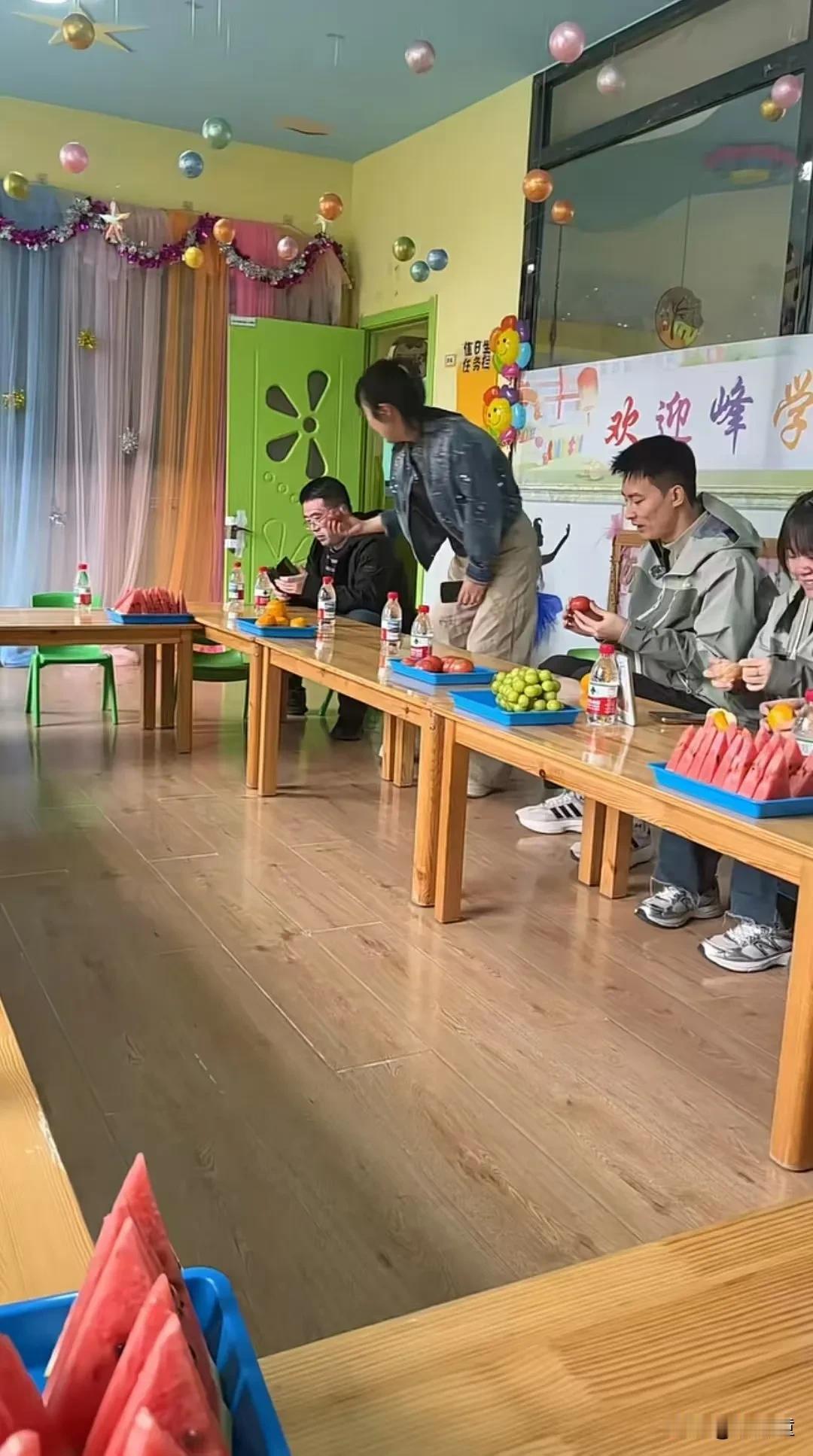 近日，峰学未来总经理武亮带领团队成员重返张雪峰的故乡，探访他的成长过往。
一行人