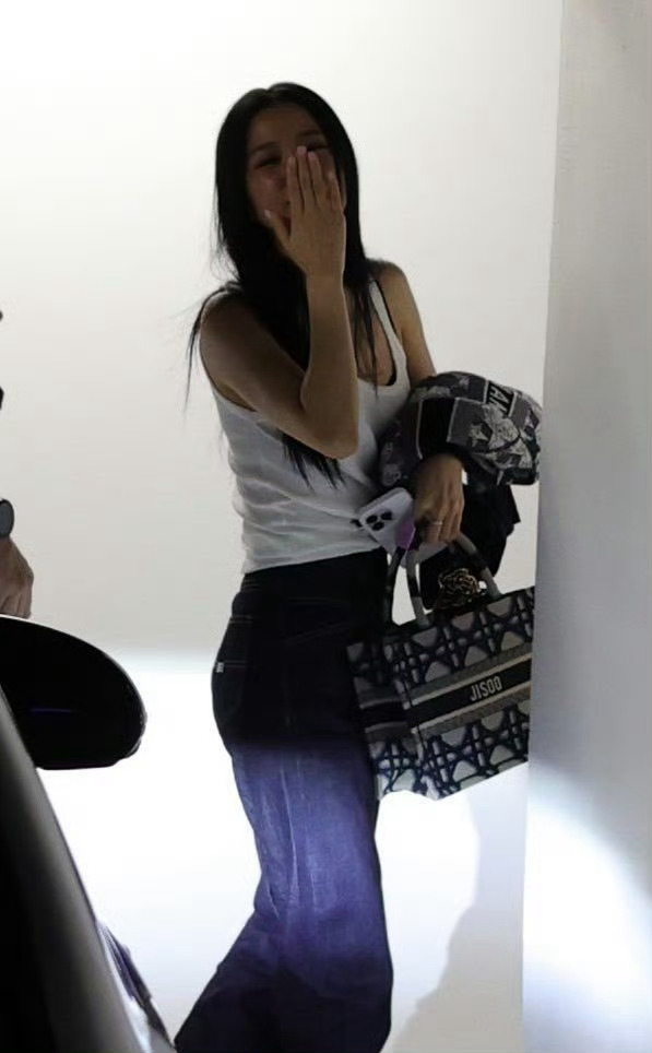 金智秀只一件白色背心就把好身材显露出来[捂嘴哭]前凸后翘真的绝了 好性感 ​​​