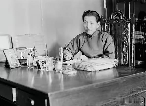 你能想象这把椅子有多值钱吗？绝对能够抵普通家庭一年的生活费。
1930年，张学良