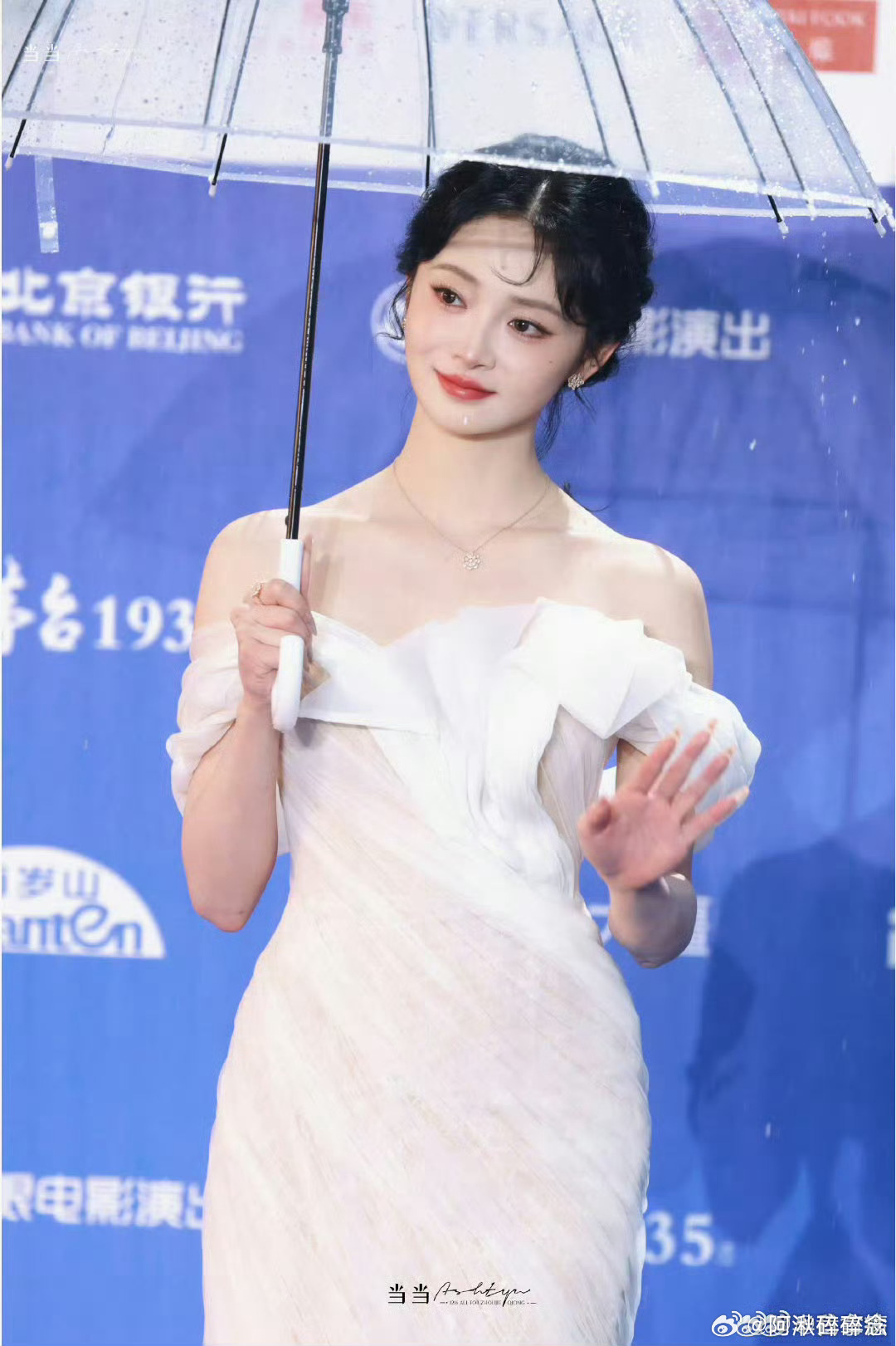 周洁琼后背湿透了 北影节暴雨突袭，礼服湿透紧贴后背，她坚持走完全程，表情稳定大气