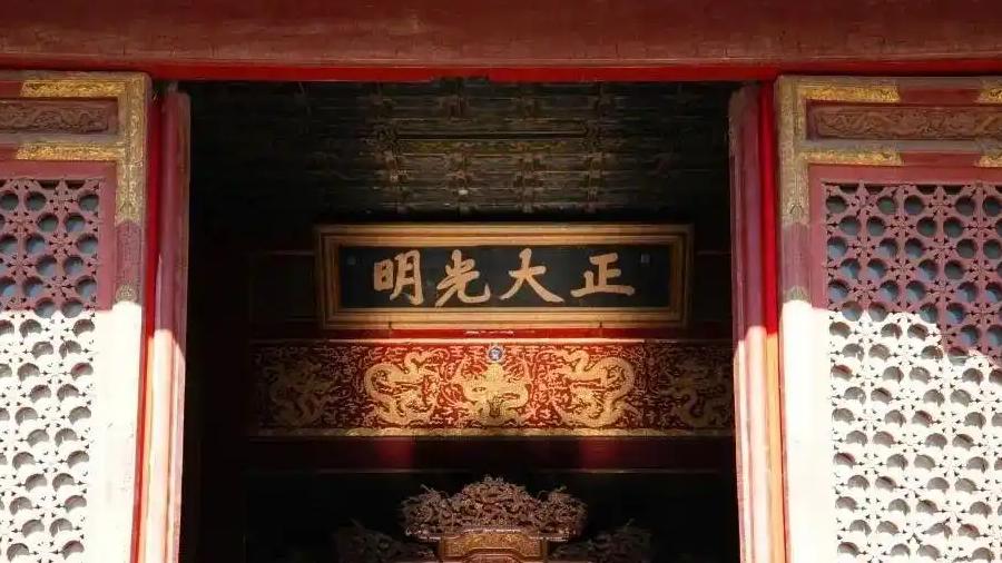 12月21日，冬至当天，北京故宫乾清宫出现了“日照金龙”的奇观：阳光经过地面铺设