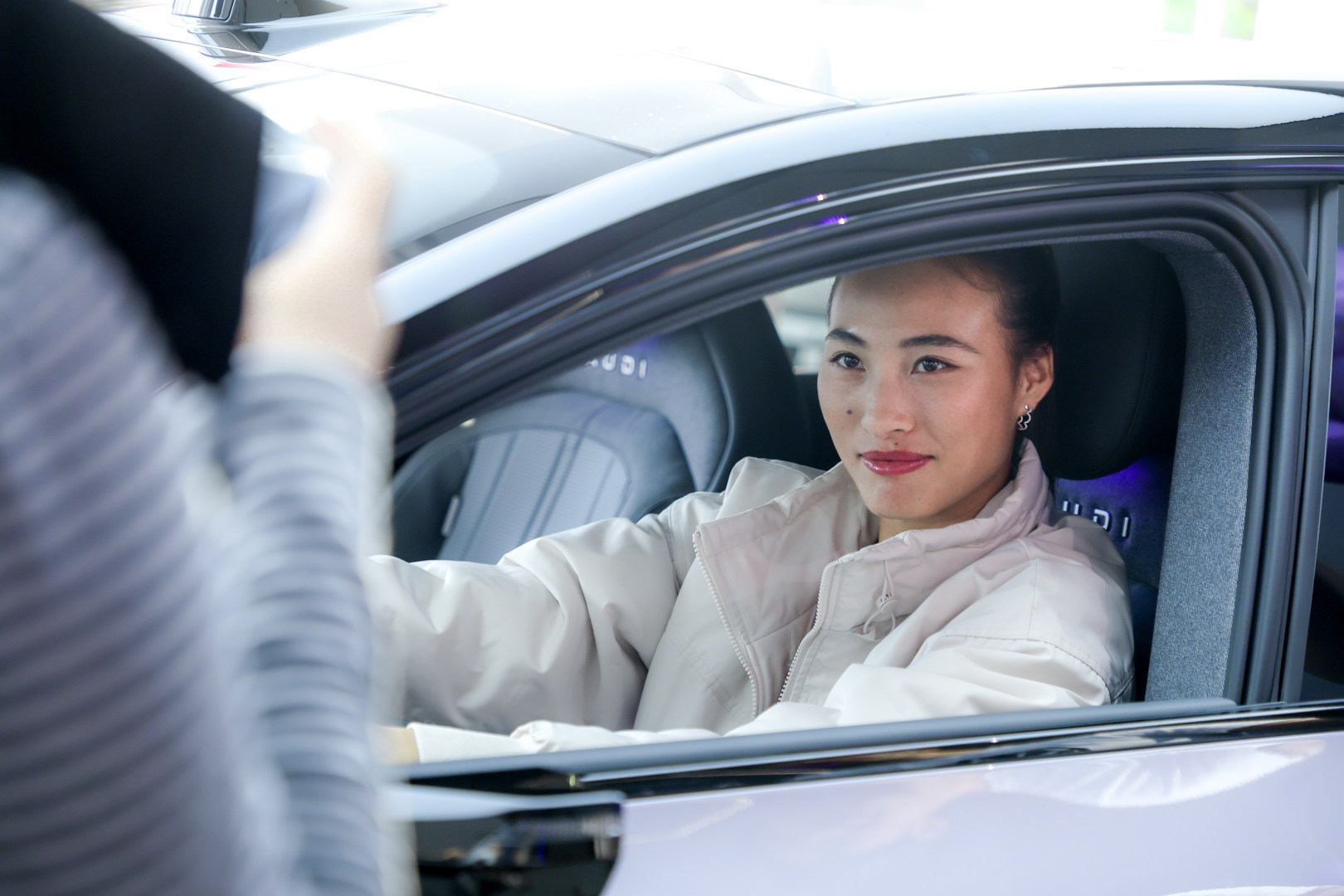 郑钦文的旅行新搭子 这款车我看了实车，确实很概念。今天看到郑钦文正式提车，成为奥