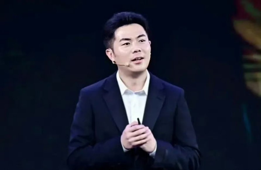 两家上市公司的董事长要结婚了，女方比男方大两岁！新郎、新娘分别是霸王茶姬董事长张