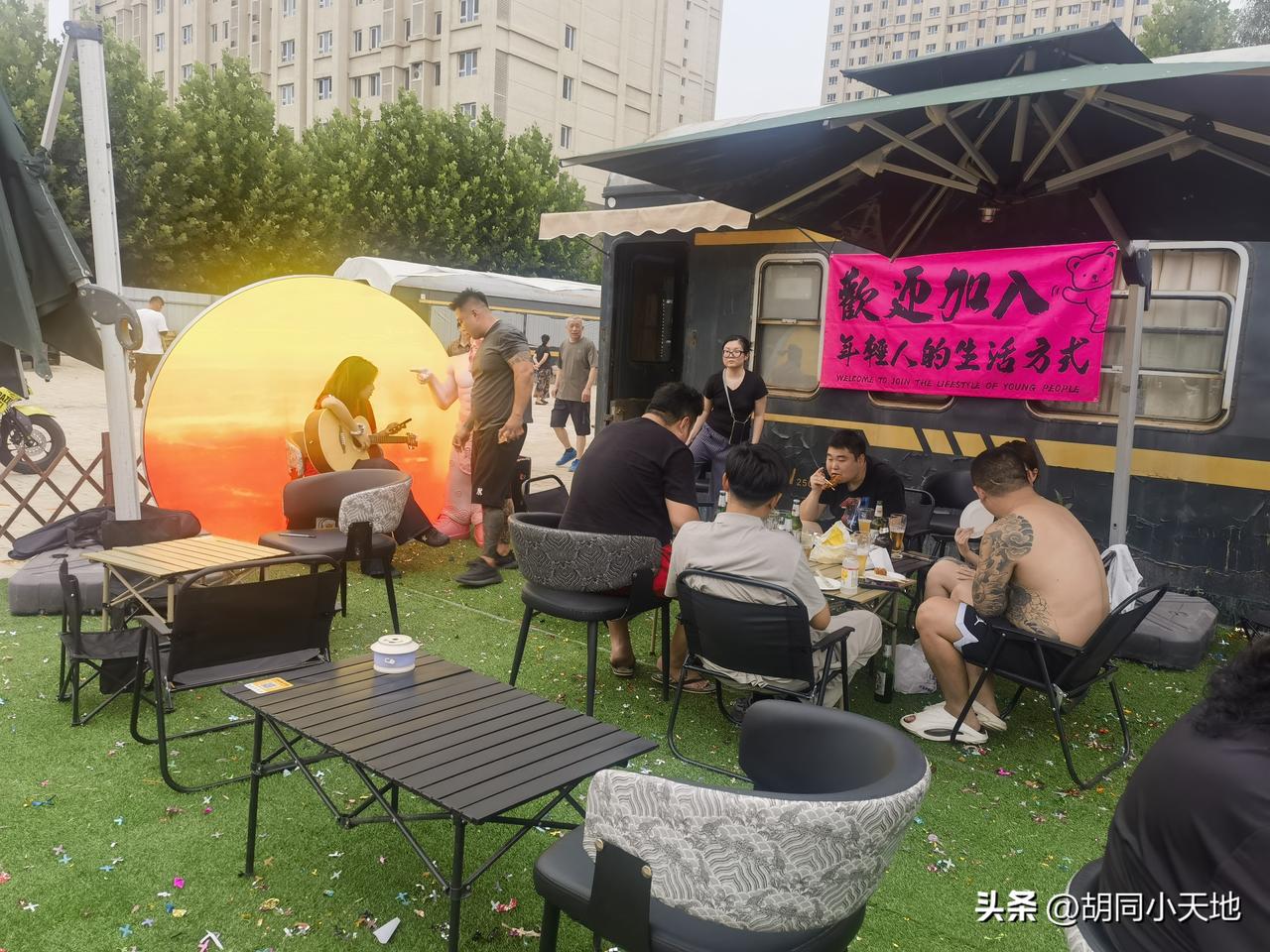 回龙观惊现绿皮火车餐车！
今天来回龙观小站公园看电影《给阿嬷的情书》，出来以后发