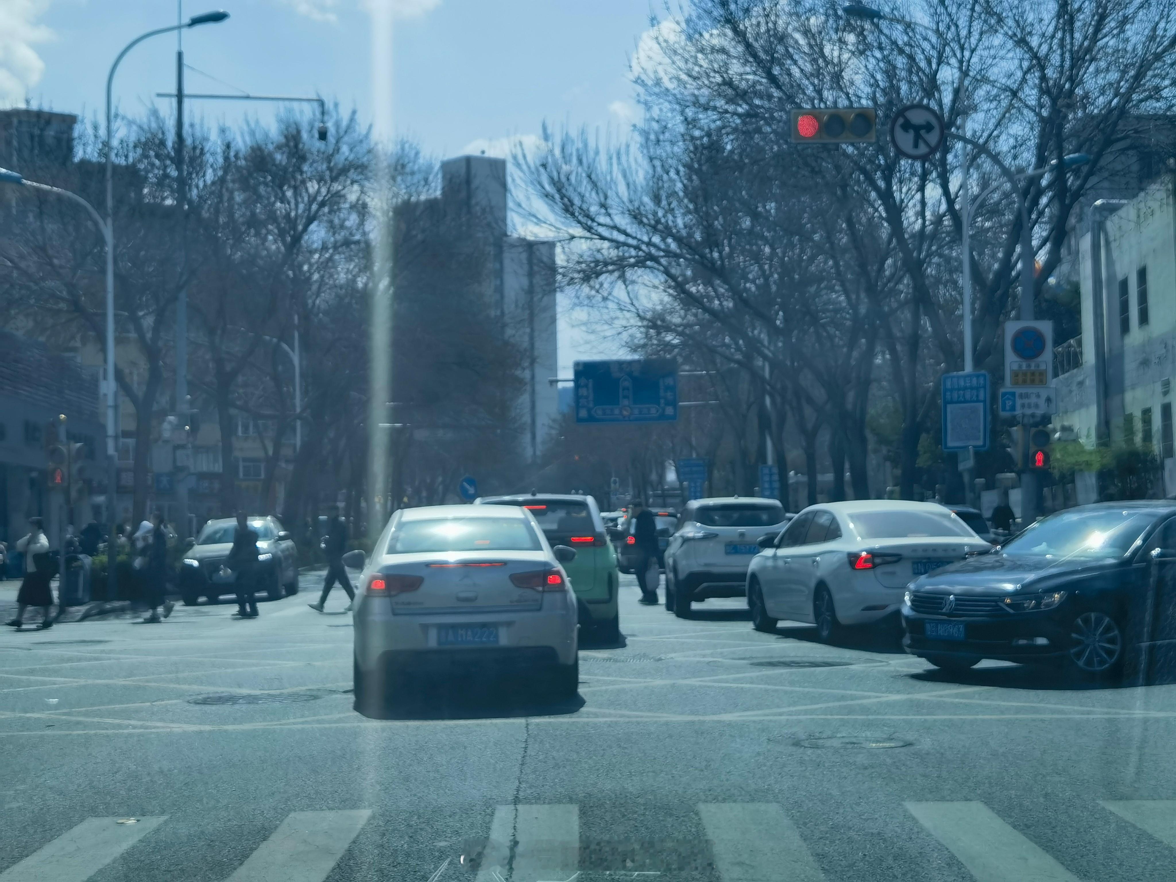 什么叫闯绿灯？就是前面明明堵车你没有机会通过路口了，尤其绿灯都倒计时了，还义无反