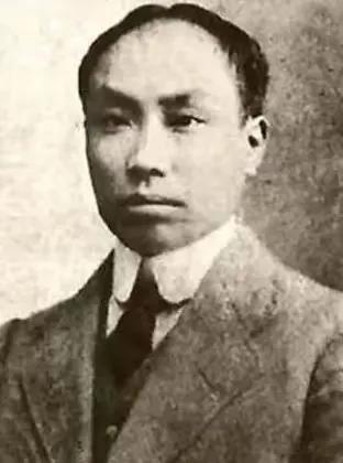 1953年，毛主席来到陈独秀的老家安庆视察。突然，毛主席问工作人员：“陈独秀家还