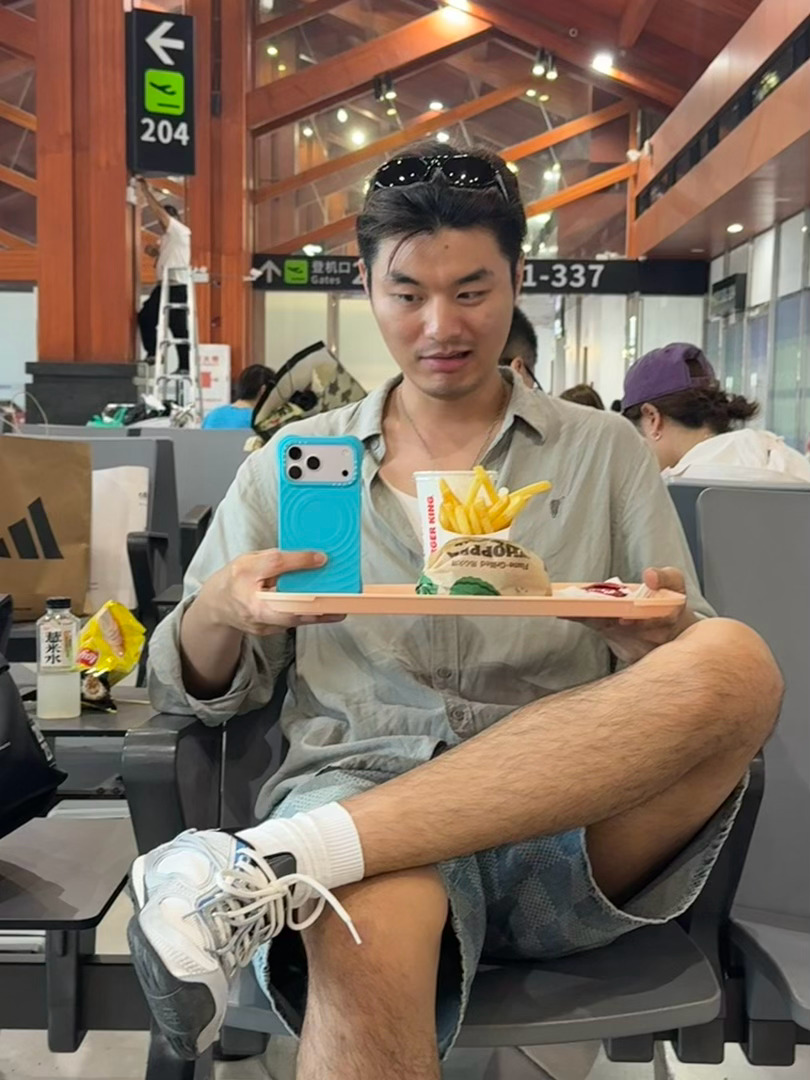 你还真的不说…现在麦当劳的汉堡真的小的可怜…吃完一个都不够饱的，可是吃俩有太多真