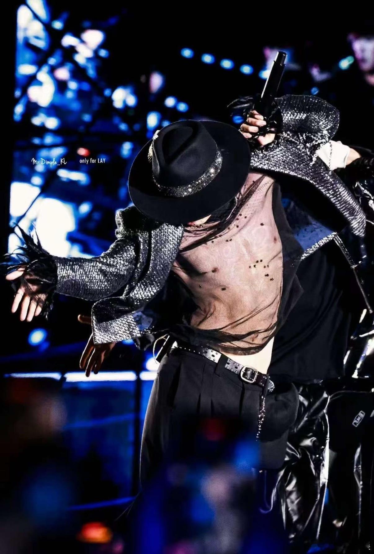 易易紫曝归国四子只有张艺兴不玩请多多关注俺们艺兴的舞台吧，别的没啥可说的，他的私