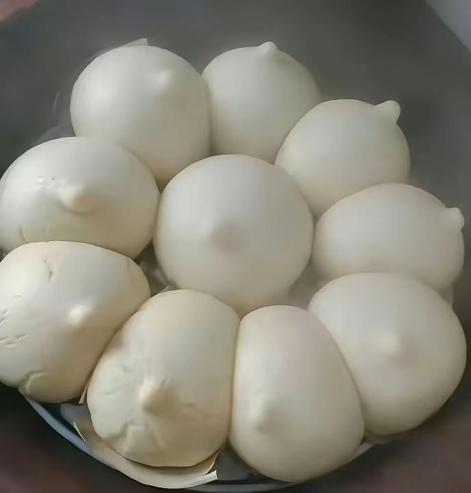 我揉了好久，
才把馒头揉成这样的形状，
这是我第一次蒸馒头
没想到第一次蒸就蒸这