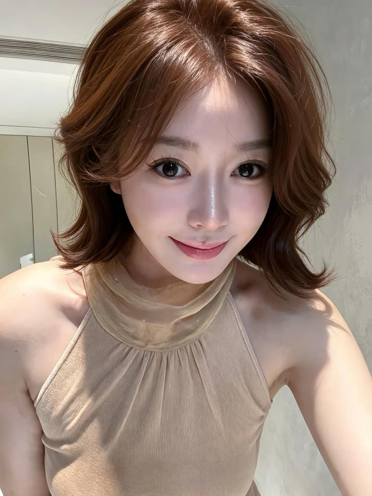 她留短发 淡的妆 身上茉莉花的香