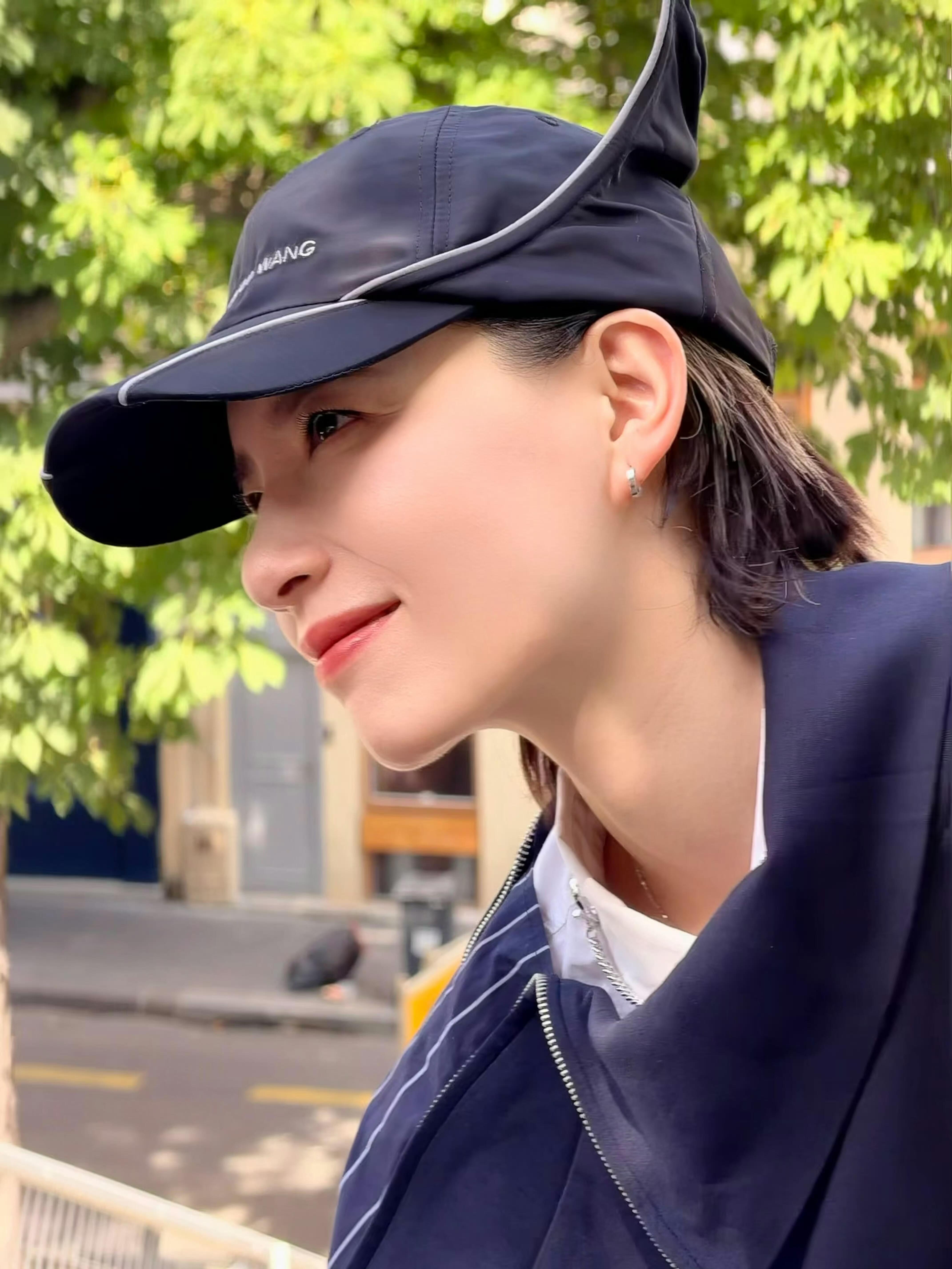 李斯丹妮北京到巴黎穿搭变化李斯丹妮巴黎街头豹纹元素加持，放大自身利落酷飒特质，中