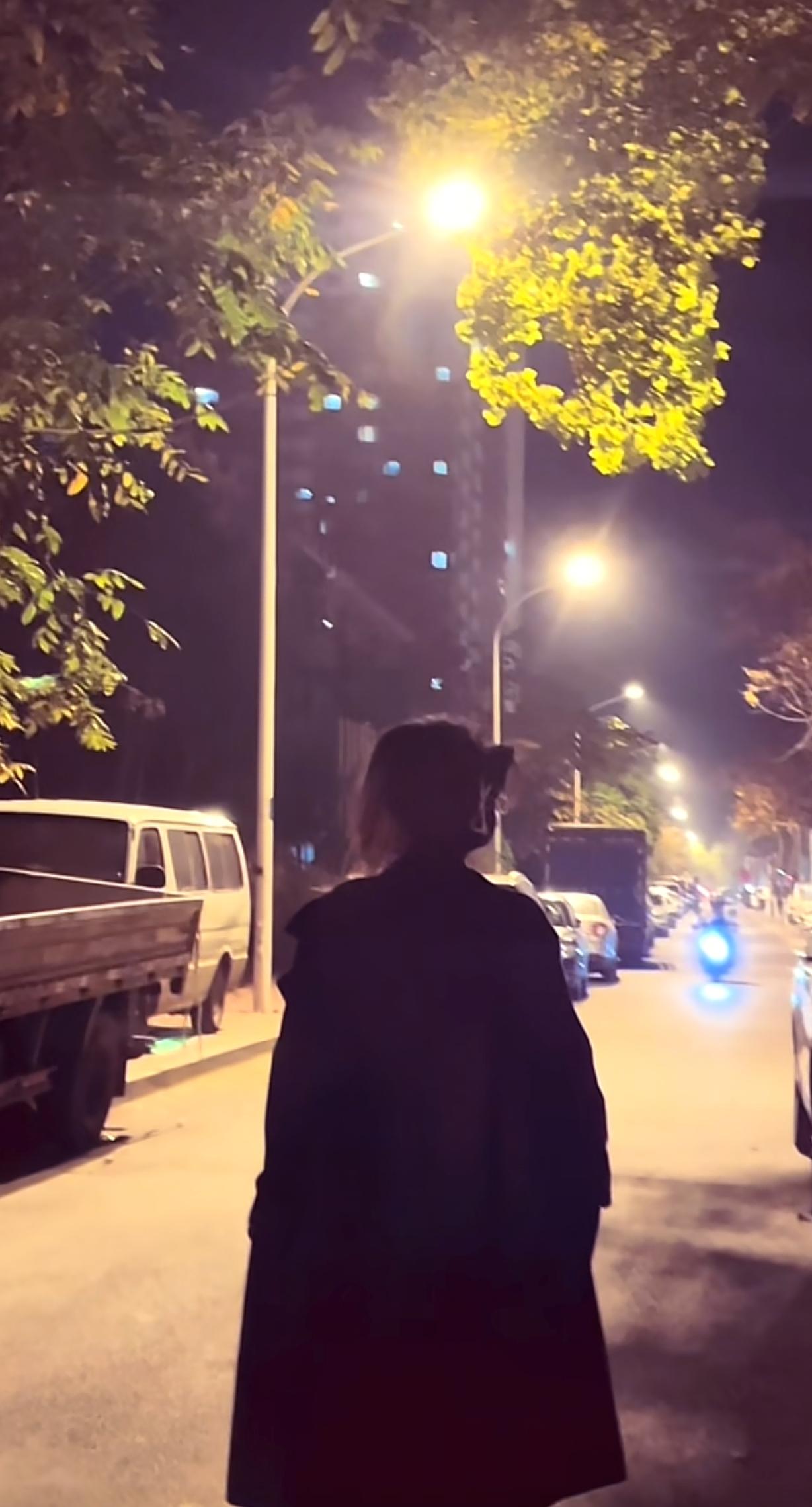 生活就像一场没有回头路的旅程，别回头，别停留，继续向前走。
有时我们会觉得特别累