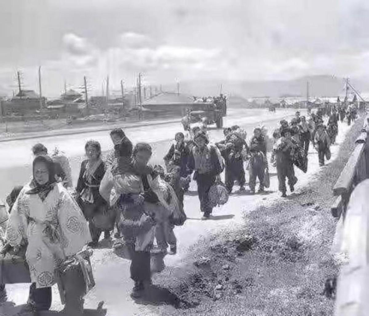 日本战败后的地狱逃亡：万人饿死街头，女人沦为“弃子”。
 
“战败后的日本，不只