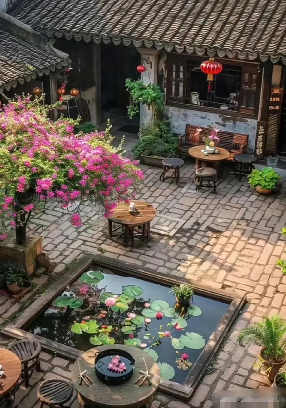 这是中国人旧时的院子，我感觉是世界上最美最美的院子了，可惜，再也看不到这样的院子