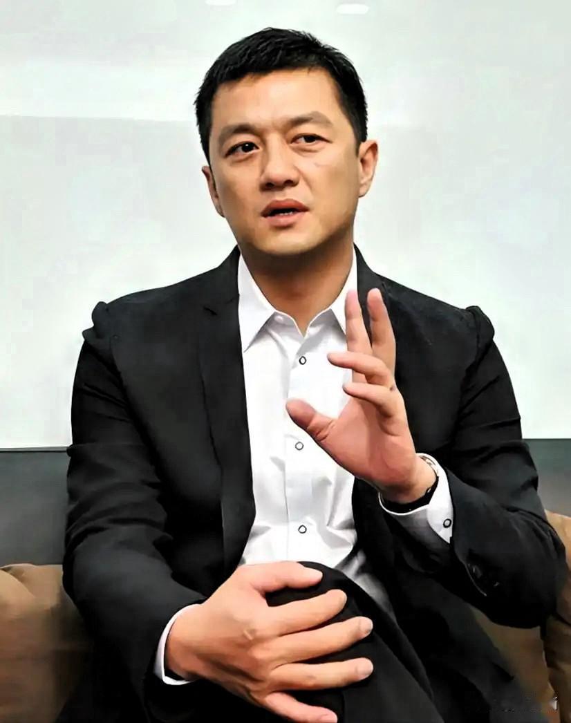 李亚鹏在公益直播里没忍住，
哭了。
不是因为卖惨，是憋了十年的那件事，终于说出口