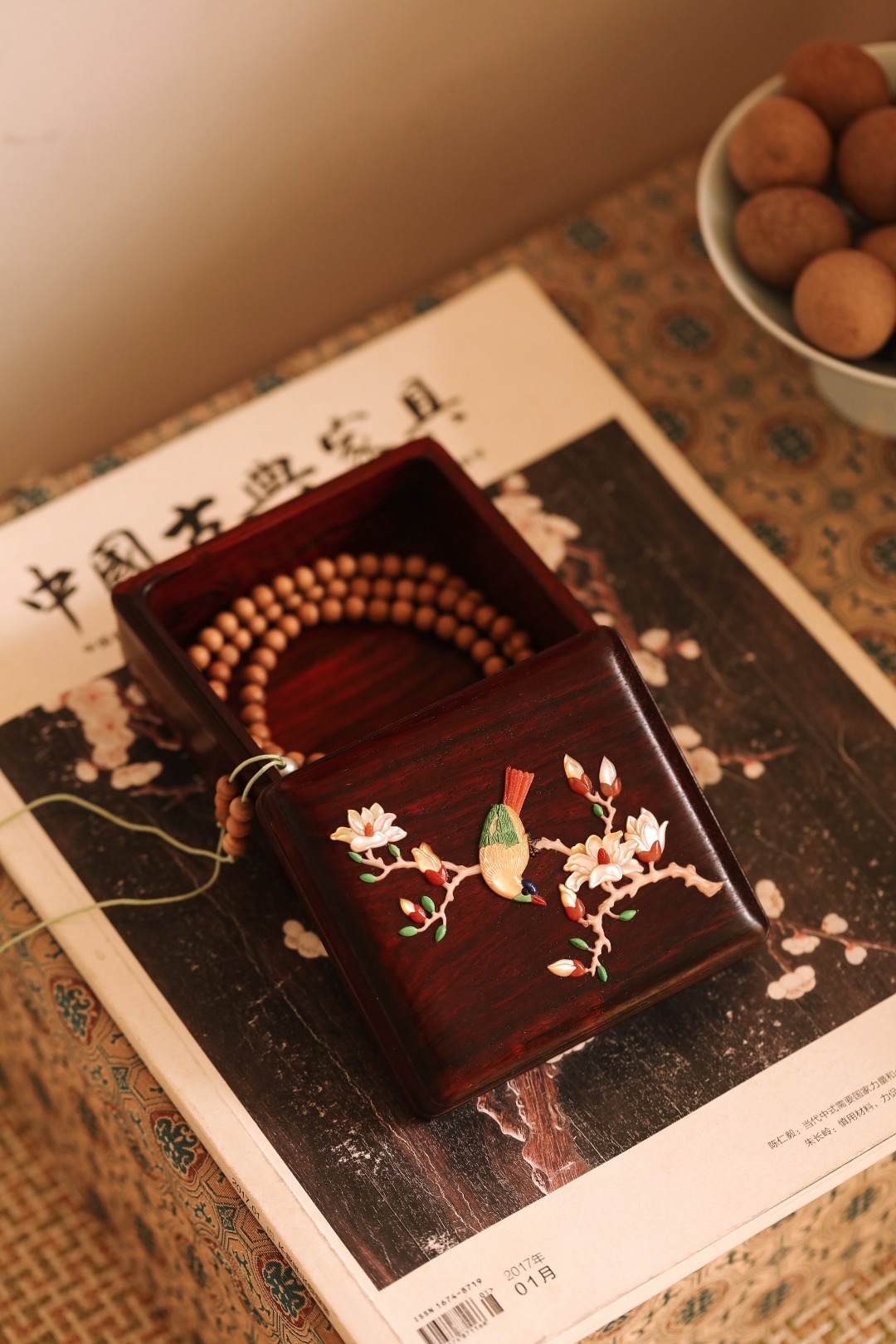 紫檀x百宝嵌 | 玉堂富贵 文盒紫檀老料制，全独板榫卯结构，百宝嵌花鸟图案，琢刻