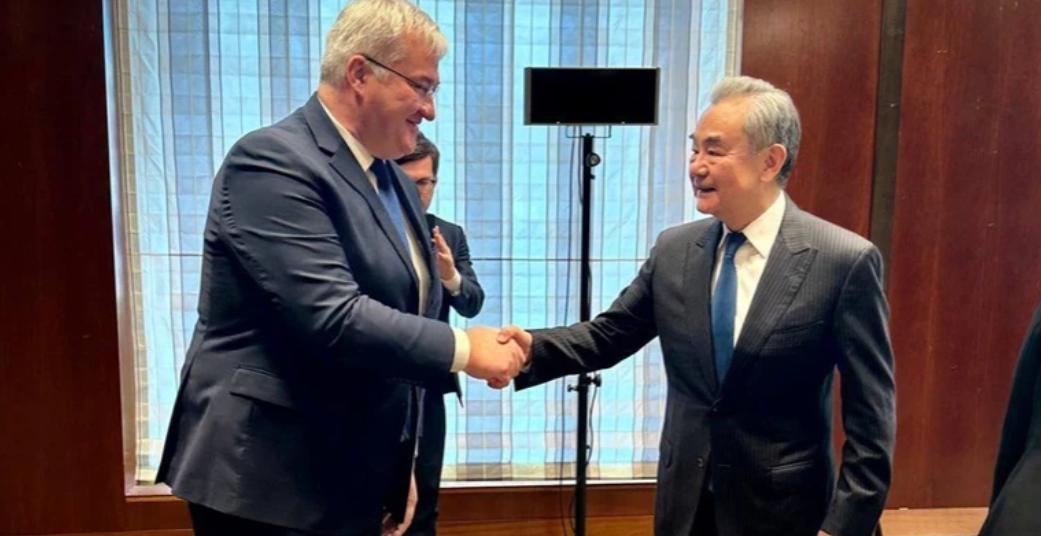 中国将向乌克兰提供能源援助。

外交部长安德烈·西比加宣布了，中国决定向乌克兰提