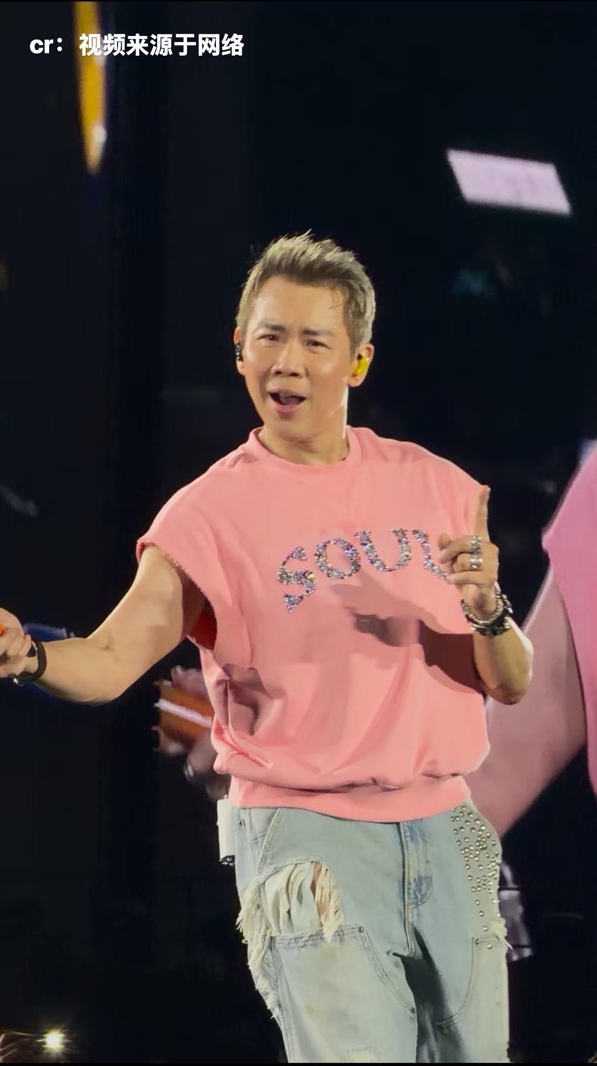 陶喆把灯穿身上了 演唱会把灯穿身上了穿着会发光的内心🎽一边唱还要一边拍亮，这不