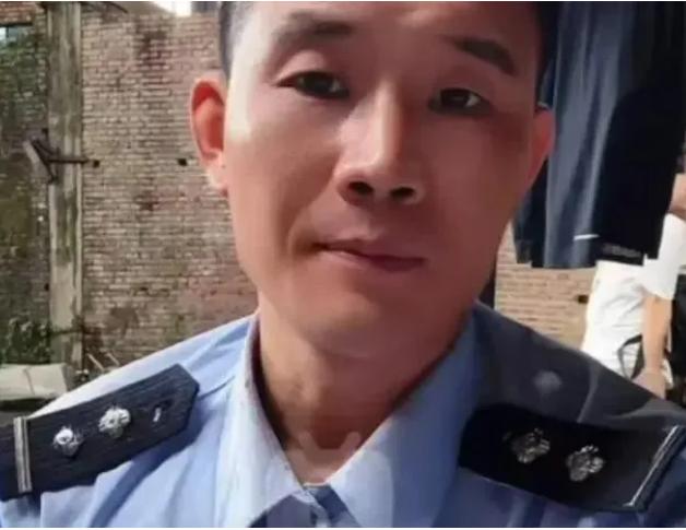 “嘎子哥”穿警服直播带货被拘7天，网友吐槽：嘎子没被日军抓，被红军抓了
9月17