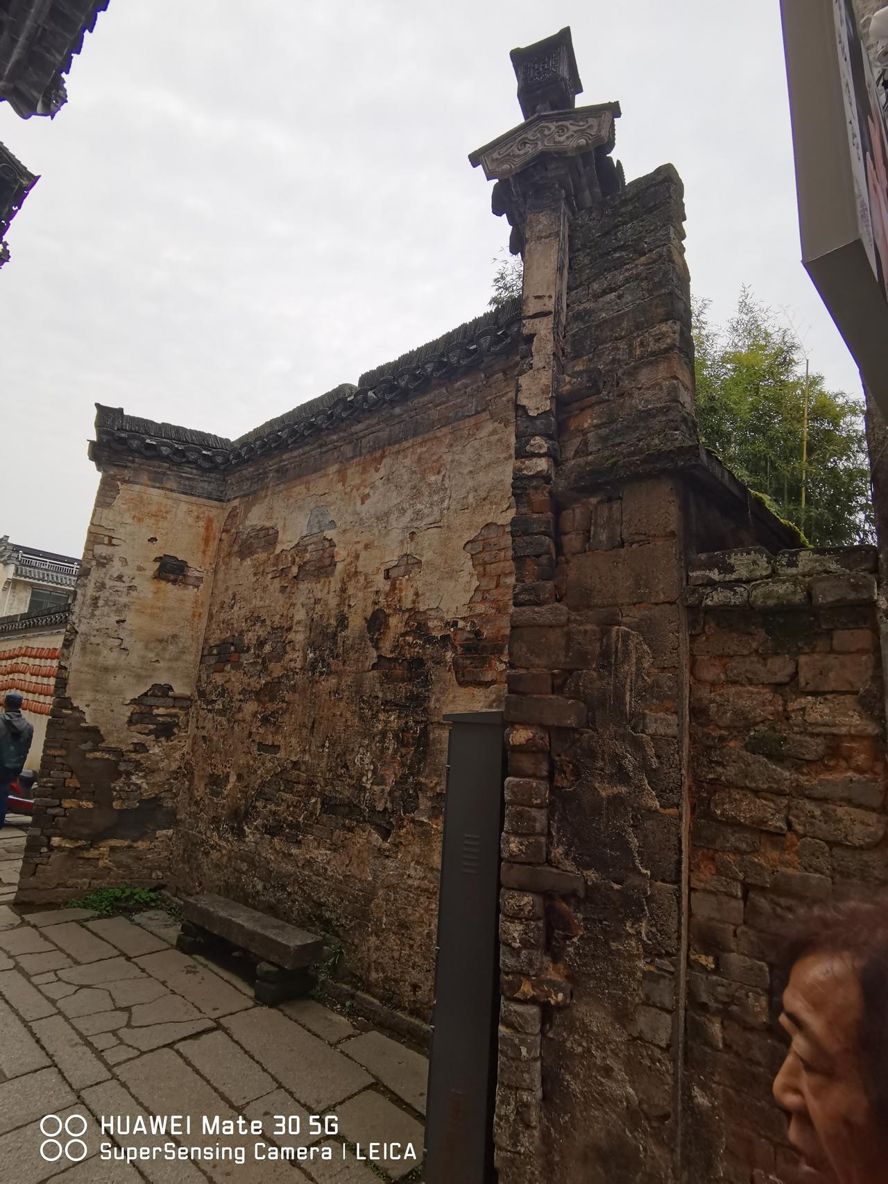 街头随拍.保持原始风貌的歙县呈坎八卦村。斑驳的墙壁、坑洼不平的石板路、伸向远方的