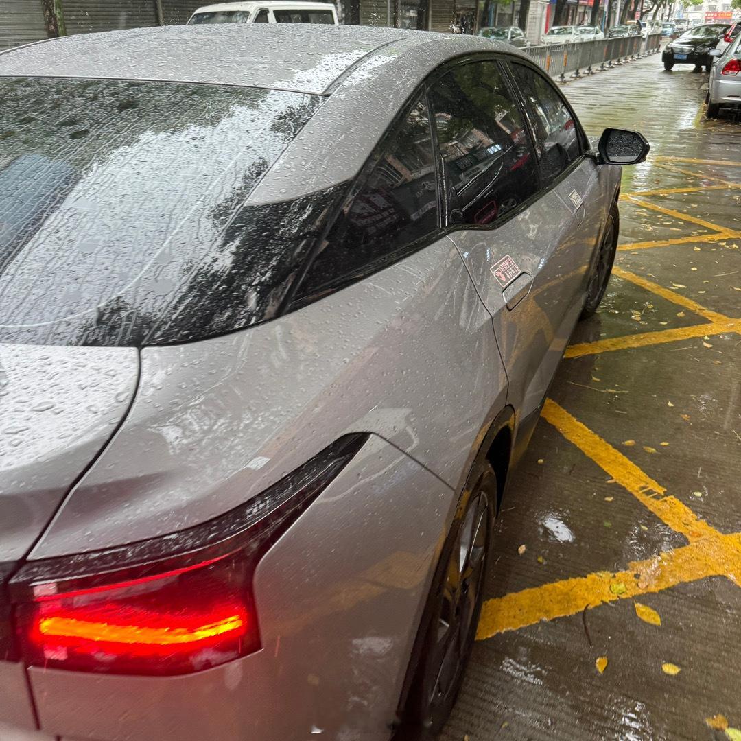 大雨天第一次打到了丰田新能源BZ3出乎意料的式后排空间还挺大的到腿部的这个空间保