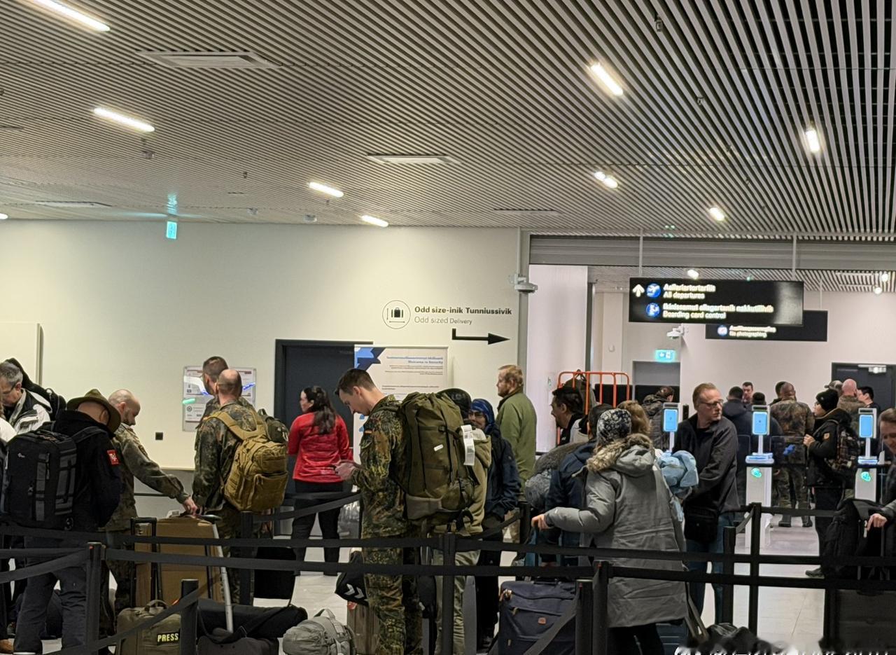 48小时后，15名德国士兵回德国了。
据《图片报》，15 名士兵今天上午 11 