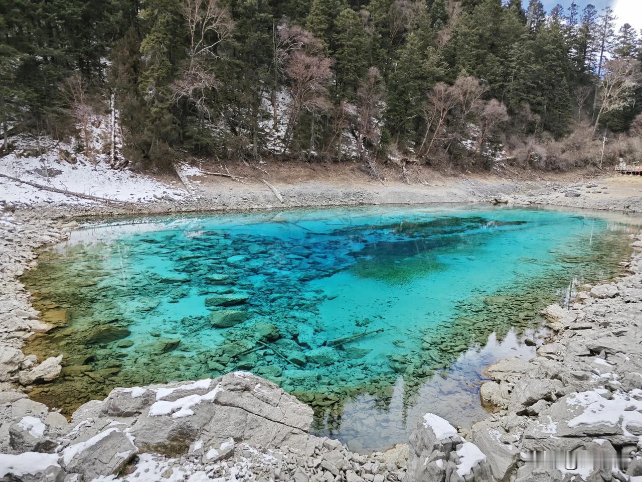 淡季的九寨沟风景不减，但是旅游体验好了很多！观光车基本都有座位，厕所随时都有空，