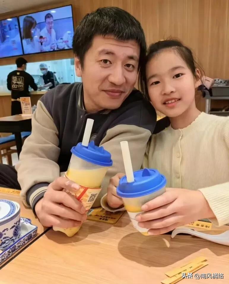 张姩菡，寄予了张雪峰及妻子李丽婧对她的美好期待。

谁能想到，那个在直播间拼命劝