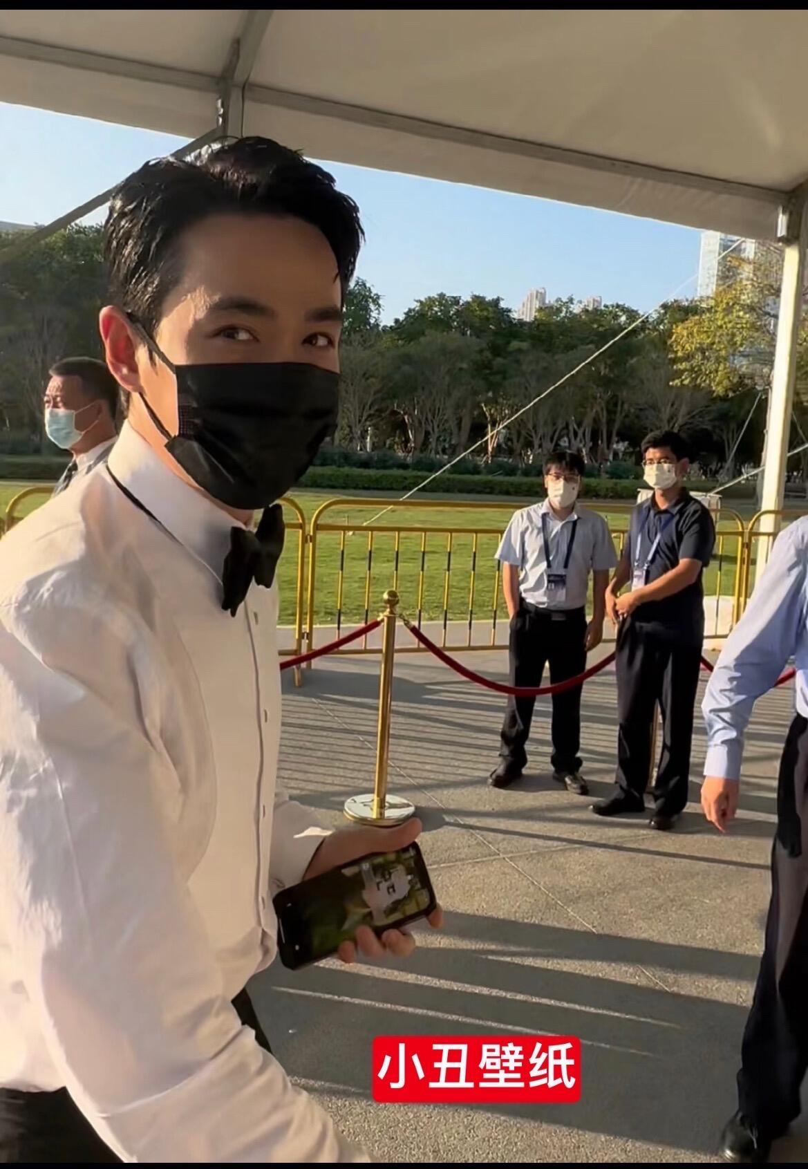 看起来是小丑的死忠粉 