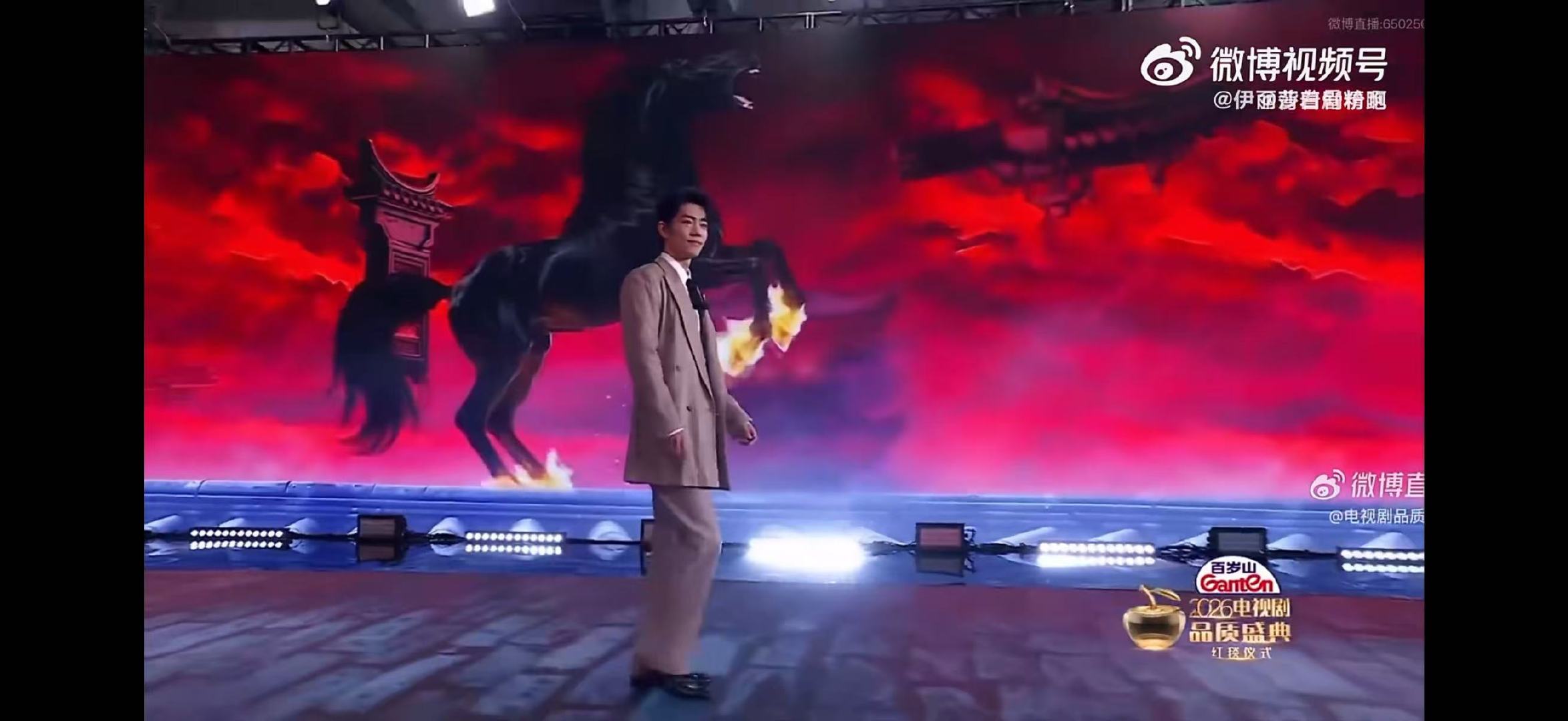 肖战等屏幕里的战马肖战停下等屏幕里的战马品质盛典红毯直播被肖战的小细节圈粉，红毯