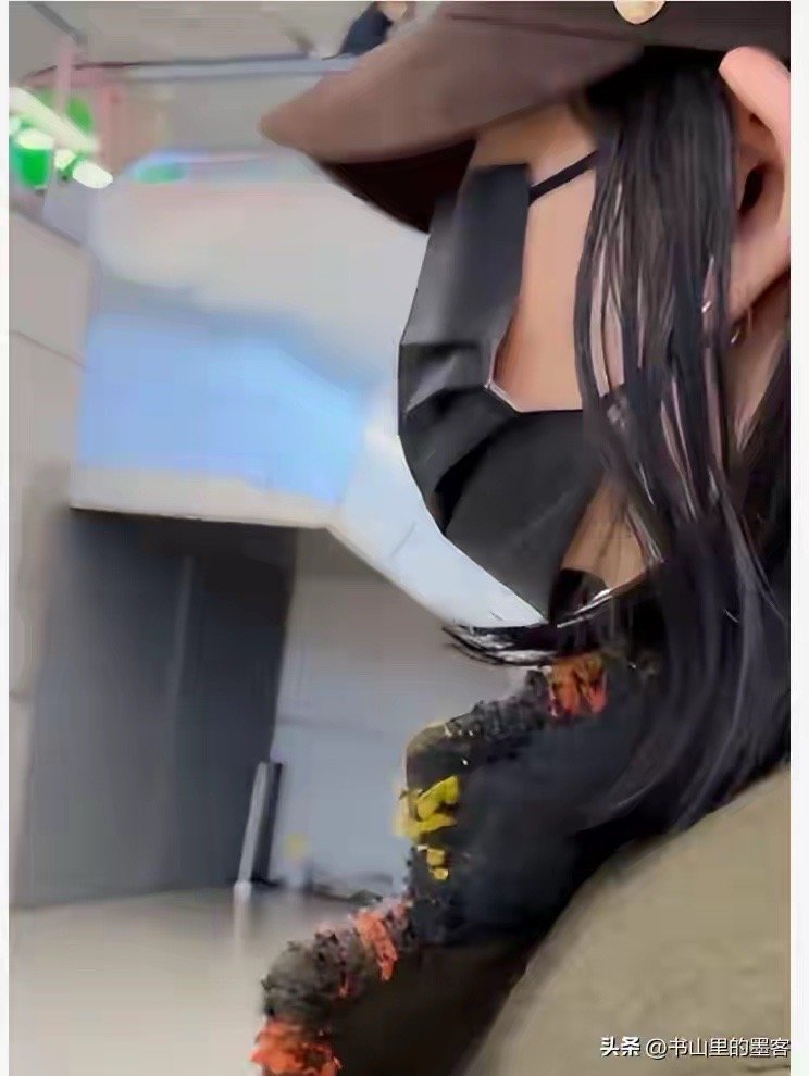 谢娜风波后首现身，商场买高奢打扮低调，身形消瘦双眼布满红血丝 